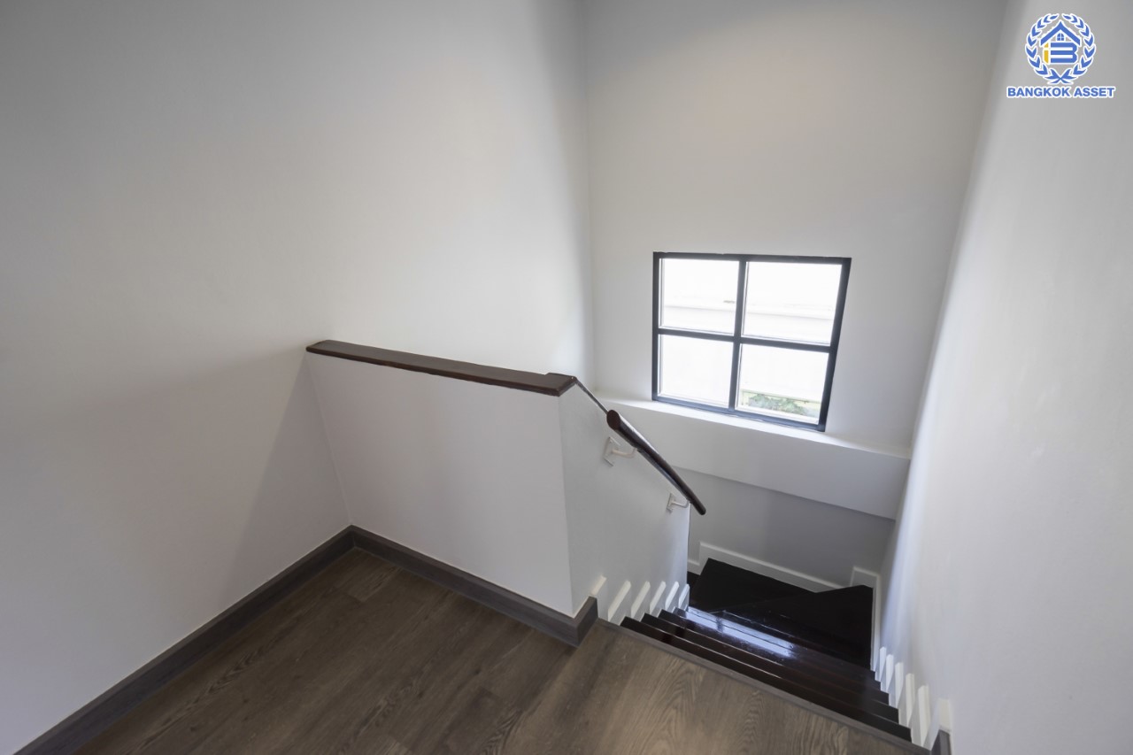 บ้านมือสองตกแต่งใหม่ ม.ชนชื่น1 ทวีวัฒนา เนื้อที่ 50 ตร.ว. ฟังก์ชัน 3 ห้องนอน 2 ห้องน้ำ 1 ห้องอเนกประสงค์ จอดรถได้ 2 คัน บรรยากาศ Private หน้าโครงการติดสวนสาธารณะทวีวนารมย์ บนทำเลศักยภาพเชื่อมต่อหลายเส้นทาง ใกล้เซ็นทรัลปิ่นเกล้า, เซ็นทรัลศาลายา, ม.มหิดล , ทางด่วน "กาญจนาภิเษก"...